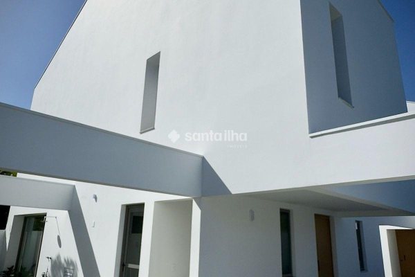 Casa à venda com 210m², 3 quartos, 1 suíte, 1 vaga no bairro Campeche em Florianópolis