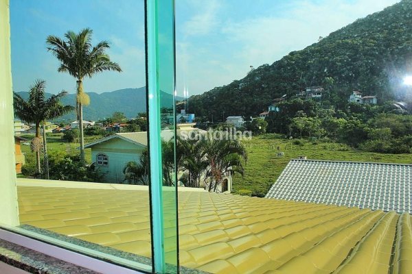 Casa à venda com 145m², 2 quartos, 1 suíte, 2 vagas no bairro Pântano do Sul em Florianópolis