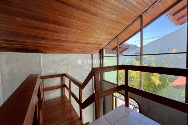 Casa para alugar com 120m², 4 quartos, 3 vagas no bairro Campeche em Florianópolis