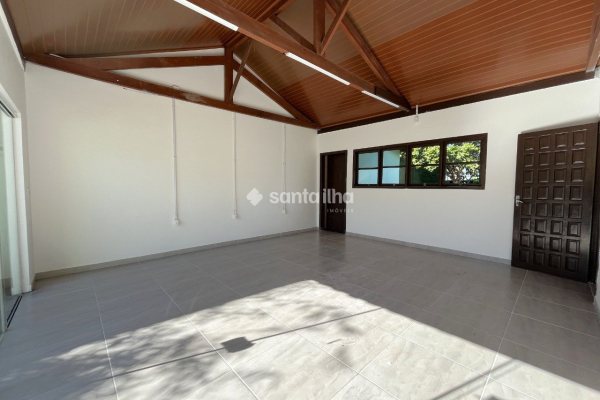 Casa para alugar com 120m², 4 quartos, 3 vagas no bairro Campeche em Florianópolis
