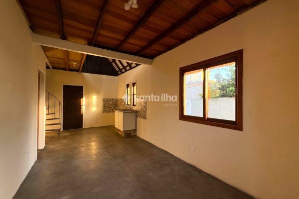 Casa à venda com 60m², 1 quarto, 3 vagas no bairro Campeche em Florianópolis
