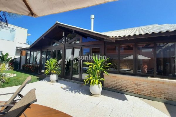 Casa à venda com 600m², 4 quartos, 4 suítes, 6 vagas no bairro Rio Tavares em Florianópolis