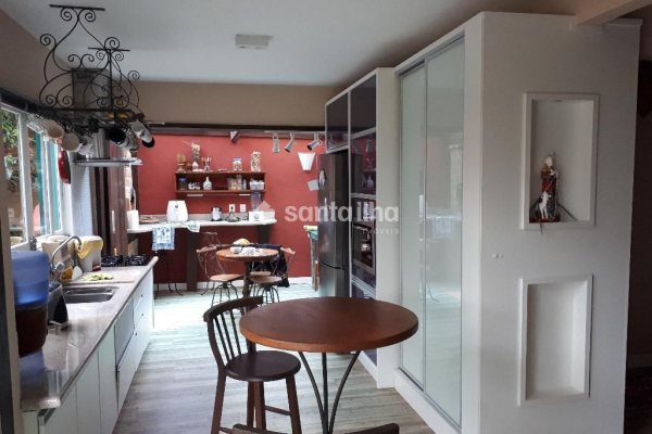 Casa para alugar com 350m², 7 quartos, 3 suítes, 2 vagas no bairro Novo Campeche em Florianópolis
