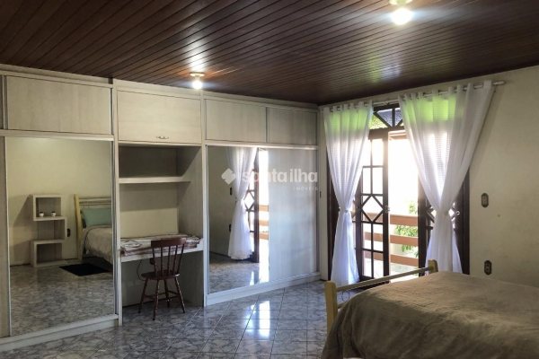 Casa à venda com 270m², 5 quartos, 4 vagas no bairro Campeche Leste em Florianópolis