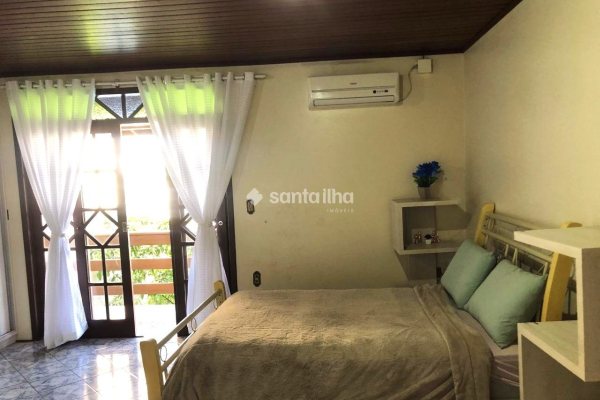 Casa à venda com 270m², 5 quartos, 4 vagas no bairro Campeche Leste em Florianópolis