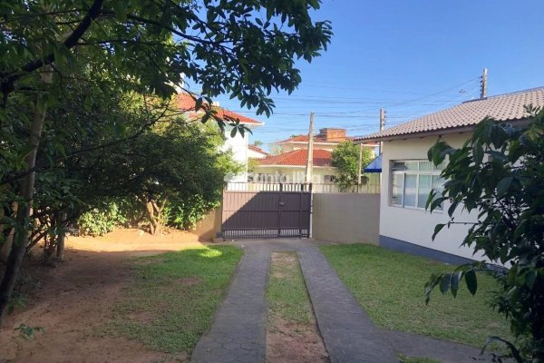Casa à venda com 270m², 5 quartos, 4 vagas no bairro Campeche Leste em Florianópolis