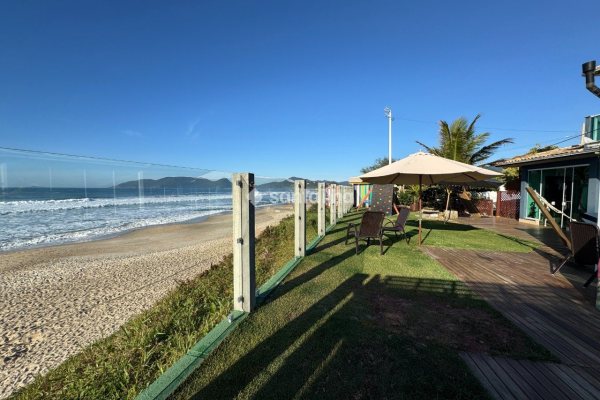 Casa à venda com 300m², 5 quartos, 2 suítes, 3 vagas no bairro Campeche em Florianópolis