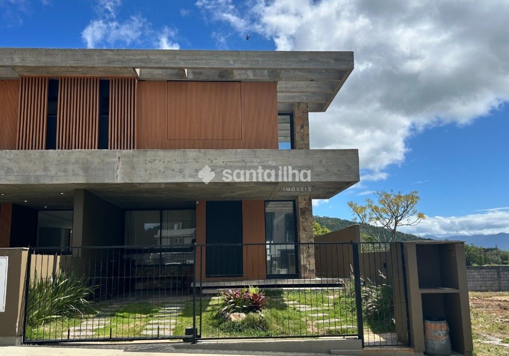 Casa à venda com 208m², 3 quartos, 3 suítes, 1 vaga no bairro Rio Tavares em Florianópolis - Foto 1
