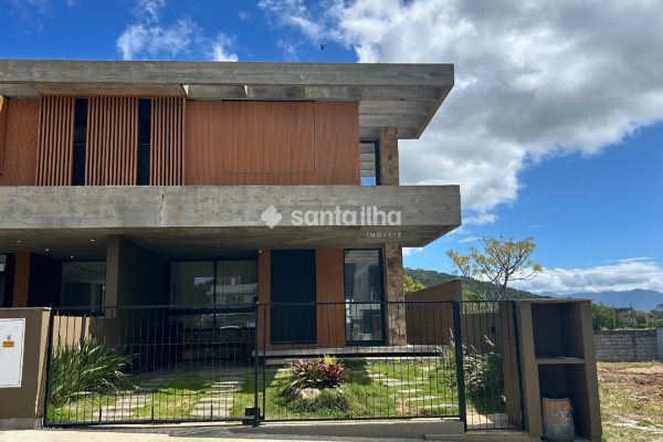 Casa à venda com 208m², 3 quartos, 3 suítes, 1 vaga no bairro Rio Tavares em Florianópolis