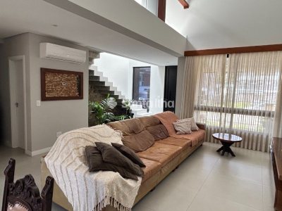 Casa à venda com 208m², 3 quartos, 3 suítes, 1 vaga no bairro Rio Tavares em Florianópolis - Foto 2