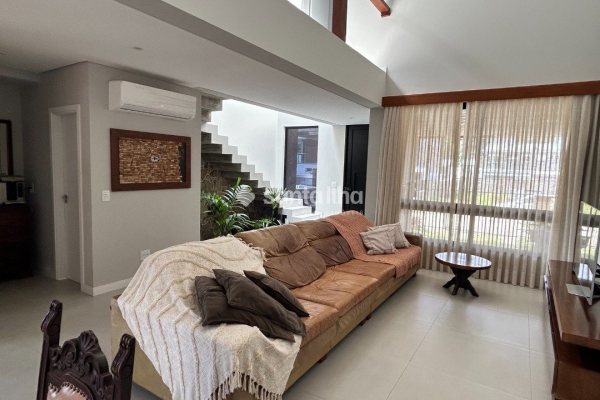 Casa à venda com 208m², 3 quartos, 3 suítes, 1 vaga no bairro Rio Tavares em Florianópolis