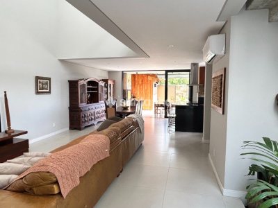 Casa à venda com 208m², 3 quartos, 3 suítes, 1 vaga no bairro Rio Tavares em Florianópolis - Foto 3