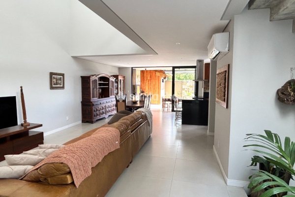 Casa à venda com 208m², 3 quartos, 3 suítes, 1 vaga no bairro Rio Tavares em Florianópolis