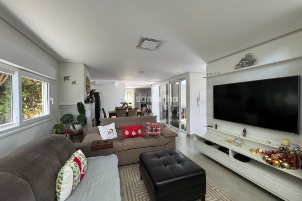 Casa em Condomínio à venda com 280m², 3 quartos, 1 suíte, 5 vagas no bairro Rio Tavares em Florianópolis