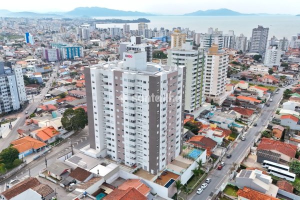 Apartamento à venda com 75m², 3 quartos, 1 suíte, 2 vagas no bairro Barreiros em São José
