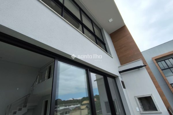 Apartamento para alugar ou comprar com 77m², 1 quarto, 1 suíte, 1 vaga no bairro Lagoa da Conceição em Florianópolis