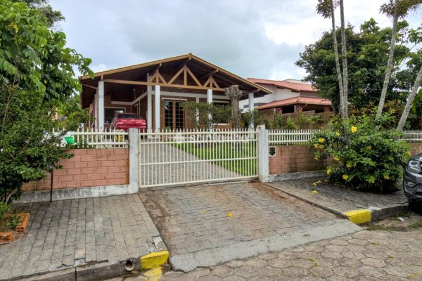 Casa à venda com 195m², 6 quartos, 2 suítes, 6 vagas no bairro Ingleses em Florianópolis