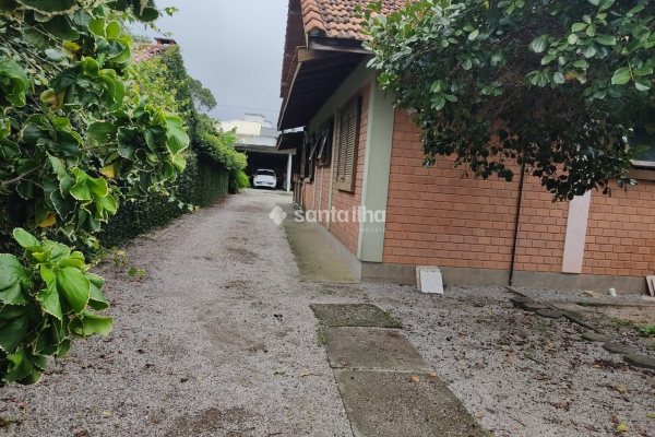 Casa à venda com 250m², 4 quartos, 2 suítes, 2 vagas no bairro Morro das Pedras em Florianópolis