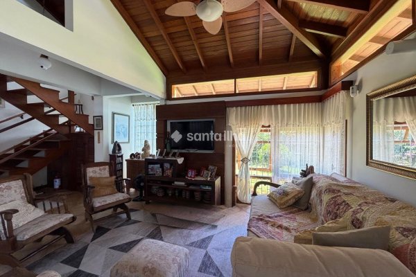 Casa à venda com 222m², 5 quartos, 2 suítes, 4 vagas no bairro Campeche em Florianópolis