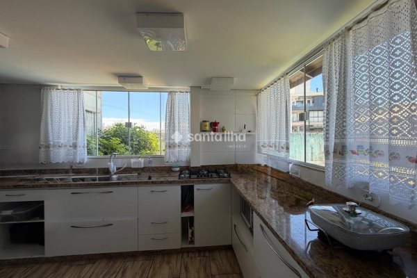 Casa à venda com 222m², 5 quartos, 2 suítes, 4 vagas no bairro Campeche em Florianópolis