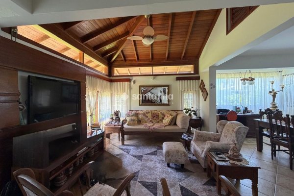 Casa à venda com 222m², 5 quartos, 2 suítes, 4 vagas no bairro Campeche em Florianópolis