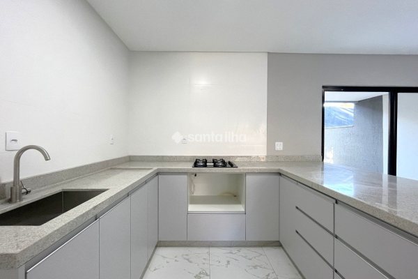 Casa para alugar com 136m², 3 quartos, 3 suítes, 1 vaga no bairro Rio Tavares em Florianópolis