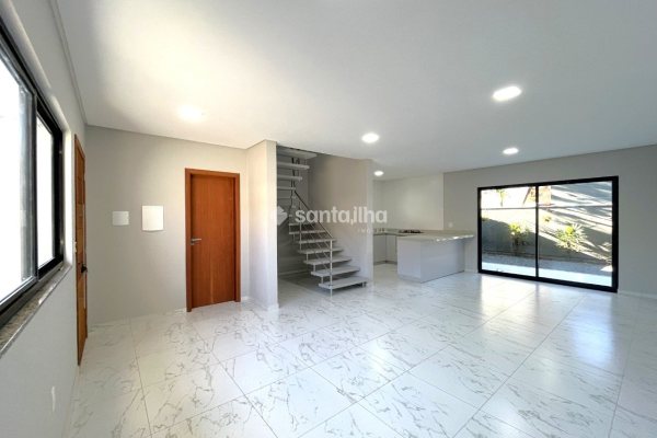 Casa para alugar com 136m², 3 quartos, 3 suítes, 1 vaga no bairro Rio Tavares em Florianópolis