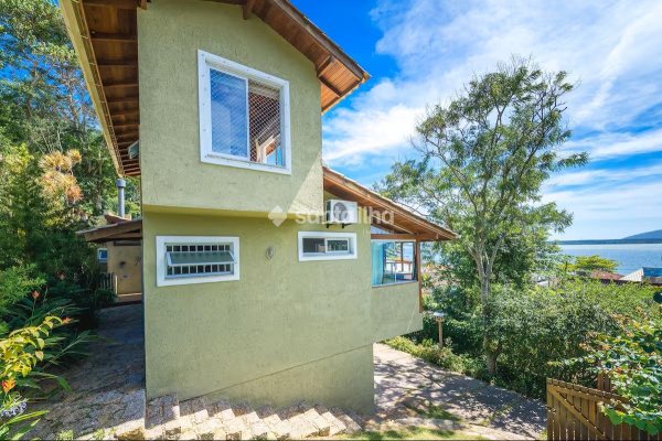 Casa à venda com 315m², 3 quartos, 2 vagas no bairro Lagoa da Conceição em Florianópolis