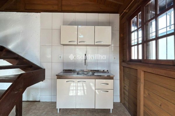 Casa para alugar com 40m², 2 quartos, 1 vaga no bairro Campeche em Florianópolis