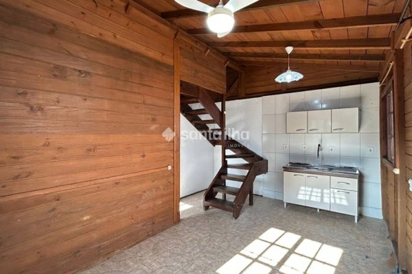 Casa para alugar com 40m², 2 quartos, 1 vaga no bairro Campeche em Florianópolis