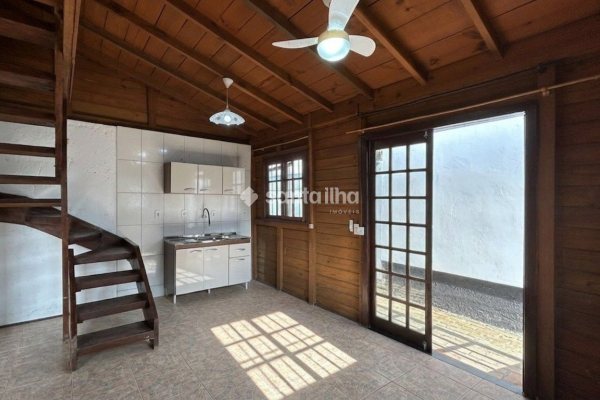 Casa para alugar com 40m², 2 quartos, 1 vaga no bairro Campeche em Florianópolis