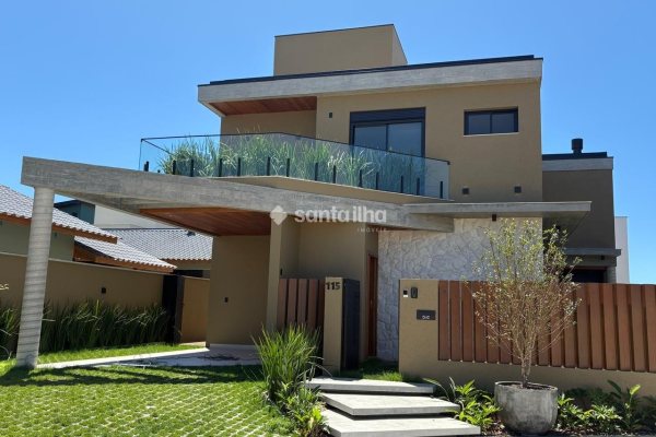 Casa à venda com 220m², 4 quartos, 3 suítes, 3 vagas no bairro Campeche em Florianópolis