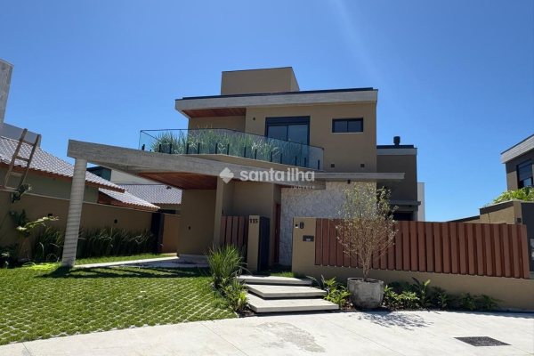 Casa à venda com 220m², 4 quartos, 3 suítes, 3 vagas no bairro Campeche em Florianópolis