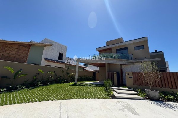 Casa à venda com 220m², 4 quartos, 3 suítes, 3 vagas no bairro Campeche em Florianópolis