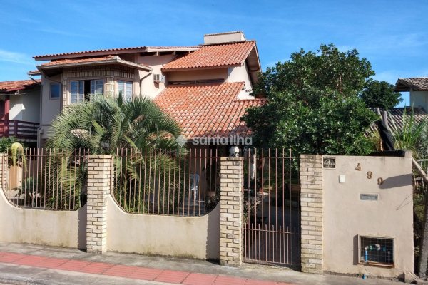 Casa à venda com 217m², 4 quartos, 3 suítes, 2 vagas no bairro Campeche em Florianópolis