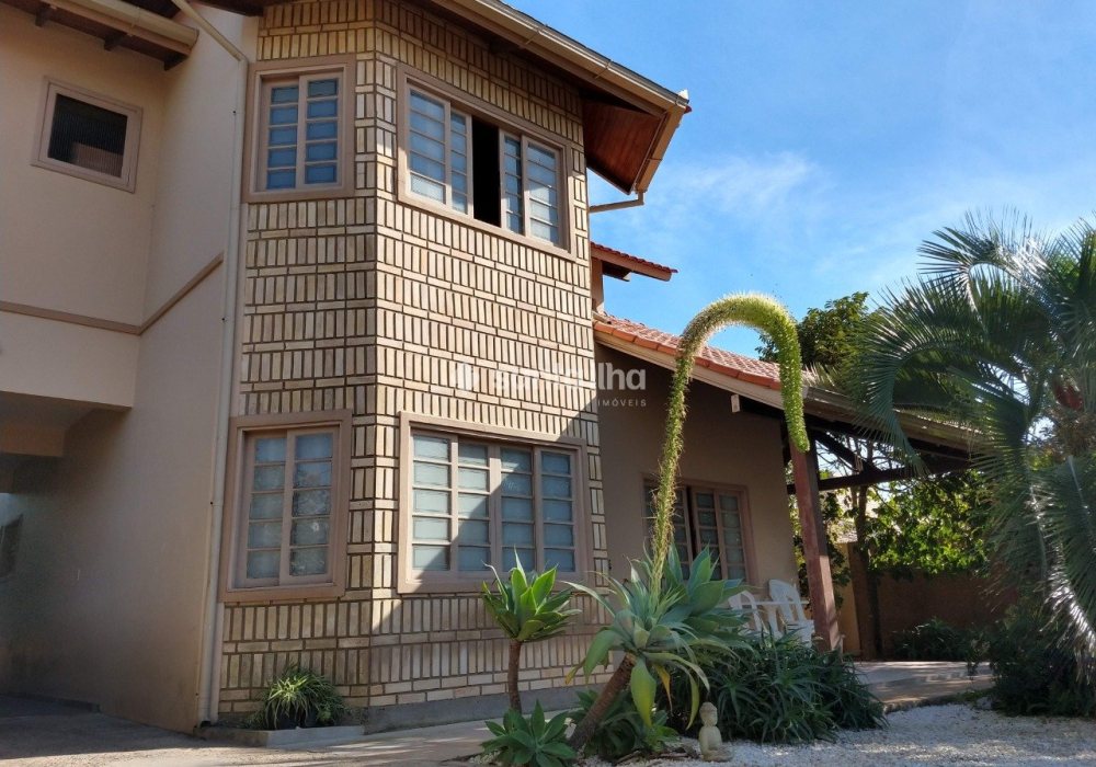 Casa à venda com 217m², 4 quartos, 3 suítes, 2 vagas no bairro Campeche em Florianópolis - Foto 1