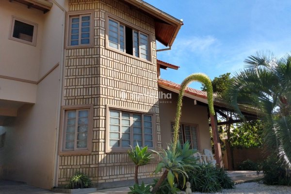 Casa à venda com 217m², 4 quartos, 3 suítes, 2 vagas no bairro Campeche em Florianópolis