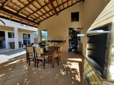 Casa à venda com 250m², 3 quartos, 3 suítes, 2 vagas no bairro Carianos em Florianópolis - Foto 35