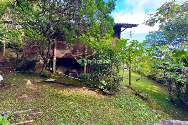 Terreno à venda com 400m², 1 vaga no bairro Ribeirão da Ilha em Florianópolis