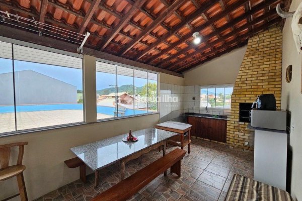 Casa à venda com 220m², 4 quartos, 2 suítes, 2 vagas no bairro Campeche em Florianópolis