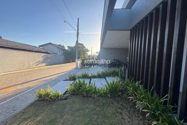 Casa em Condomínio à venda com 233m², 3 quartos, 3 suítes, 4 vagas no bairro Campeche em Florianópolis