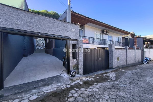 Casa à venda com 304m², 5 quartos, 1 suíte, 4 vagas no bairro Tapera da Base em Florianópolis