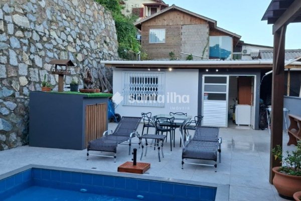 Casa à venda com 304m², 5 quartos, 1 suíte, 4 vagas no bairro Tapera da Base em Florianópolis