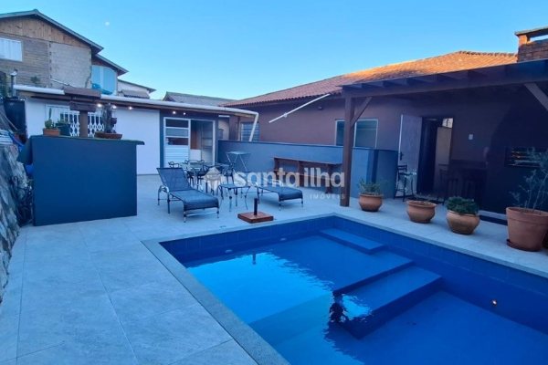 Casa à venda com 304m², 5 quartos, 1 suíte, 4 vagas no bairro Tapera da Base em Florianópolis