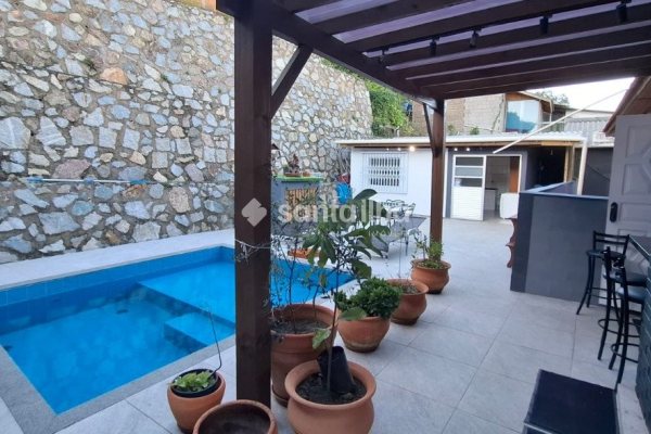 Casa à venda com 304m², 5 quartos, 1 suíte, 4 vagas no bairro Tapera da Base em Florianópolis
