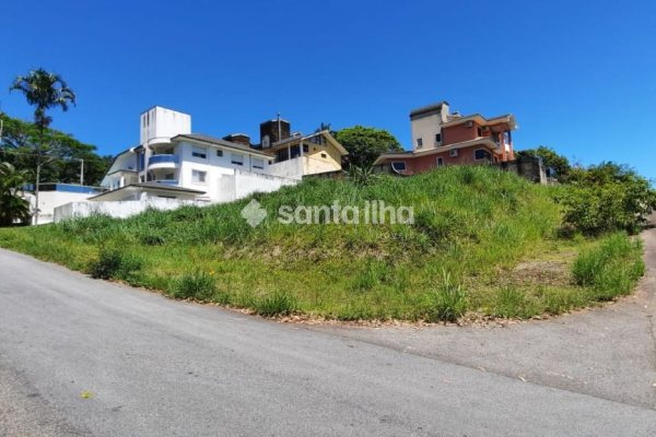 Terreno à venda com 854m², 1 vaga no bairro João Paulo em Florianópolis