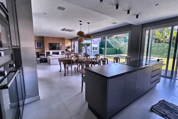 Casa em Condomínio para alugar ou comprar com 431m², 4 quartos, 4 suítes, 4 vagas no bairro Rio Tavares em Florianópolis