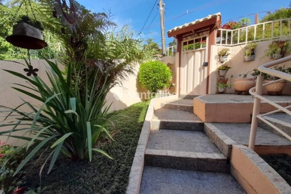 Casa à venda com 320m², 3 quartos, 1 suíte, 3 vagas no bairro Lagoa da Conceição em Florianópolis