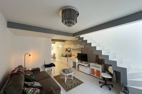 Casa à venda com 114m², 3 quartos, 1 suíte, 2 vagas no bairro Campeche em Florianópolis