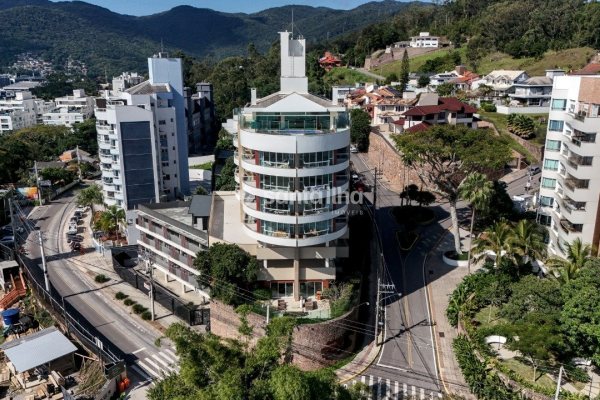 Apartamento à venda com 190m², 3 quartos, 3 suítes, 3 vagas no bairro João Paulo em Florianópolis